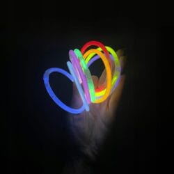 Fluorescentne svetleče palčke za zapestnice 20cm MIX 100kos 20 Fluorescentne svetleče palčke za zapestnice 20cm MIX 100kos
