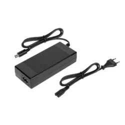 [ "Univerzalni punjač 42V za električne skutere 2A za punjenje vašeg uređaja" ]