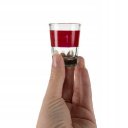 Družabna pivska ruleta 29cm + kozarci 22 a hand holding a shot glass