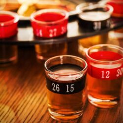 Družabna pivska ruleta 29cm + kozarci 17 a group of shot glasses with brown liquid