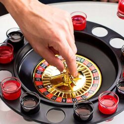 Družabna pivska ruleta 29cm + kozarci 18 a hand touching a roulette wheel
